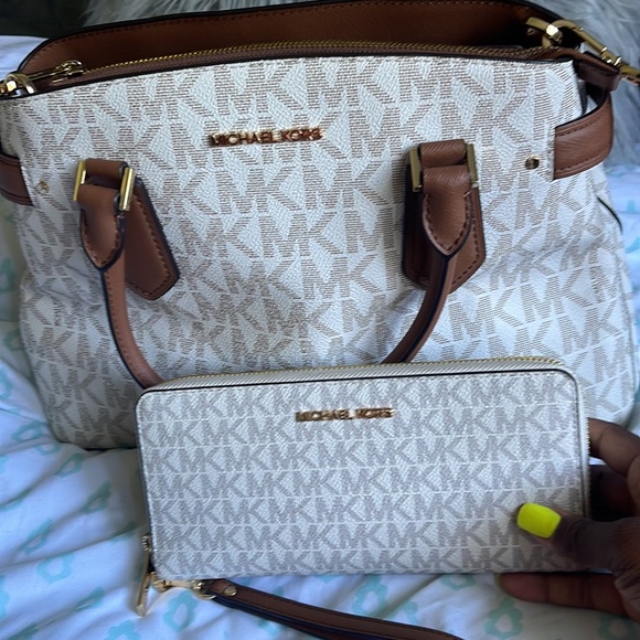 Authentic Michael Kors bag and wallet set - Picture 2 of 11